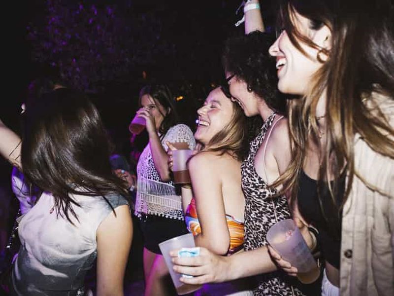 Billet Hambourg : tournée des bars et des clubs pour enterrement de vie de jeune fille - champagne, shots et fête