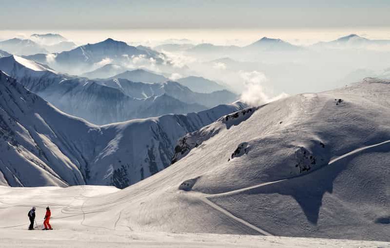 Billet Tbilissi : escapade à Gudauri – ski, motoneige et vues panoramiques