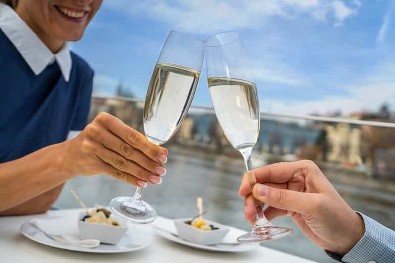 Billet Prague : Croisière écologique sur la Vltava en soirée avec Prosecco