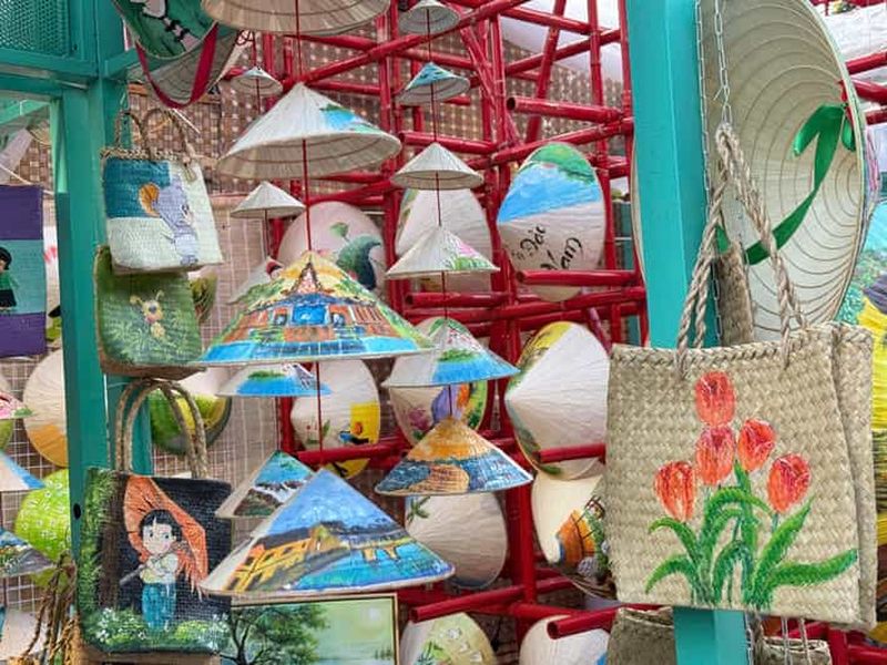 Billet Hô Chi Minh-Ville : atelier de peinture sur chapeaux coniques