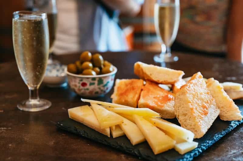 Billet Barcelone : dégustation de tapas et de pintxos avec crème catalane