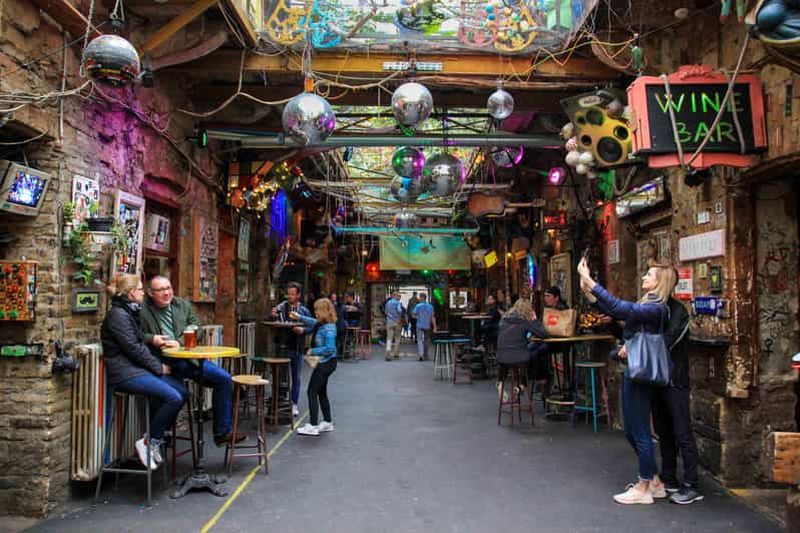 Billet Budapest : visite des ruin pubs avec un guide de la région et bière