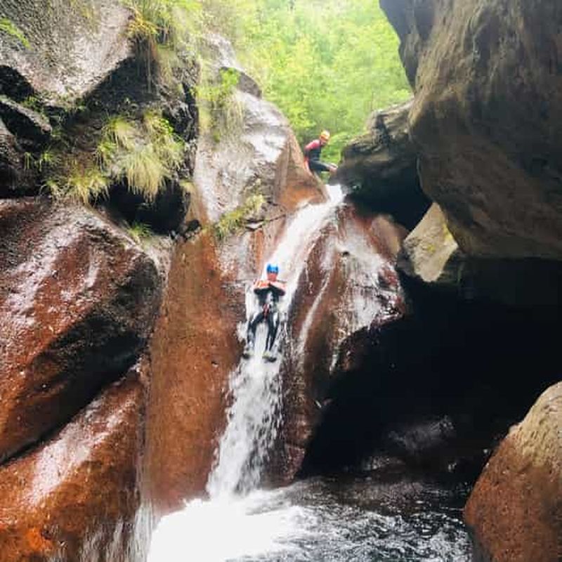 Billet Canyoning niveau intermédiaire à Madère : sauts, toboggans et descente en rappel