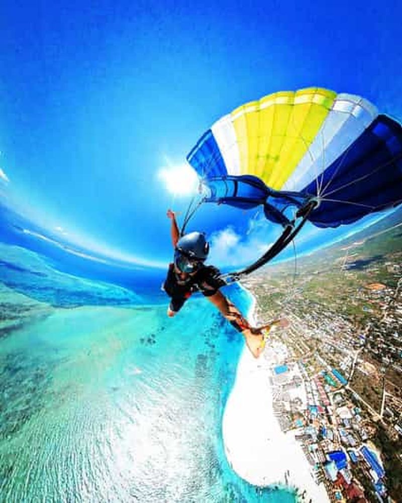 Billet Zanzibar : expérience de saut en parachute tandem avec transferts hôteliers