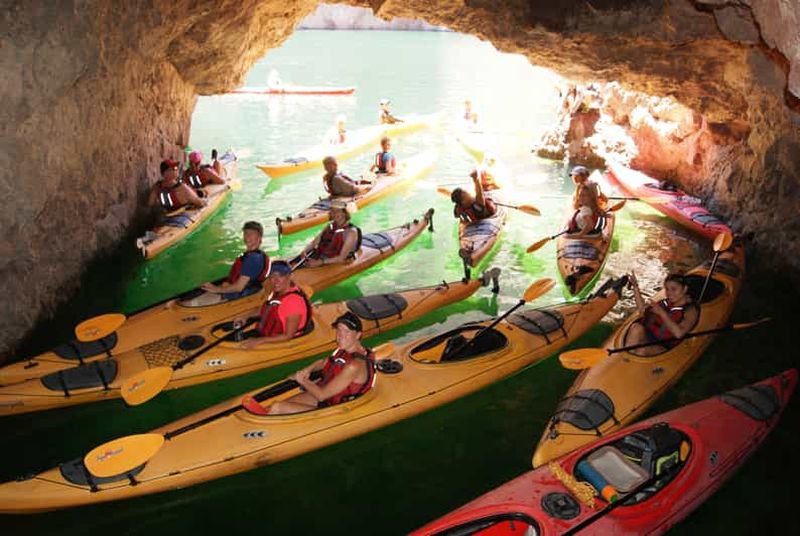 Billet Depuis Las Vegas : Emerald Cave Kayak Tour avec prise en charge par navette