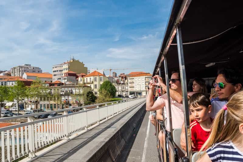 Billet Porto : Visite de la ville en train, croisière fluviale et cave à vin