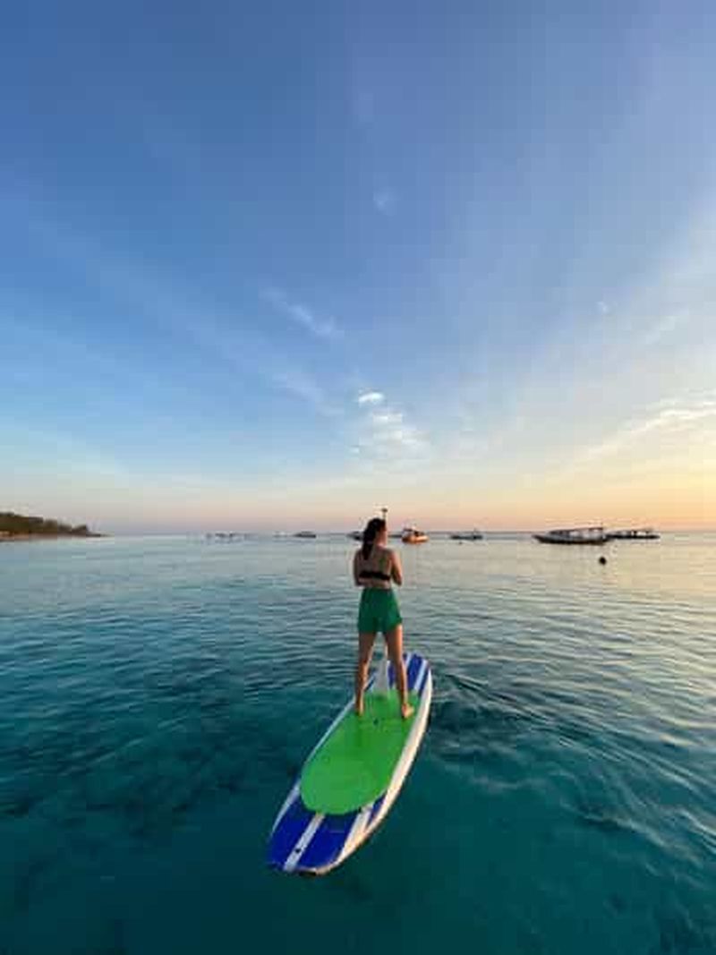 Billet Gili SUP ou kayak avec prise de vue par drone. À la lumière du jour ou au lever du soleil.