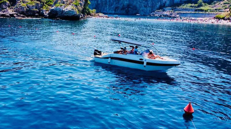 Billet Taormine : Recherche de dauphins avec apéritif au coucher du soleil sur un bateau de groupe