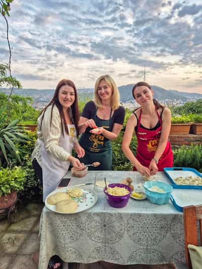 Billet Tbilissi : cours de cuisine géorgienne, vin et supra avec un tamada