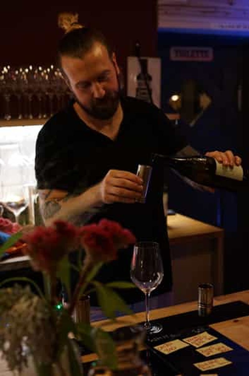 Billet Dégustation de vins hongrois à 6 niveaux autour d'une table communautaire chaleureuse