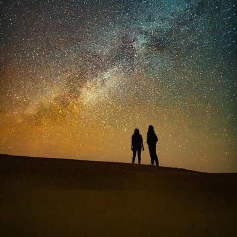 Billet Découvrez des milliards d'étoiles avec le safari dans le désert à dos de chameau.