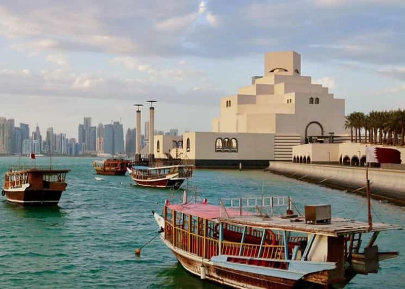 Billet Doha : dîner-croisière en boutre avec thé, café arabe et dattes