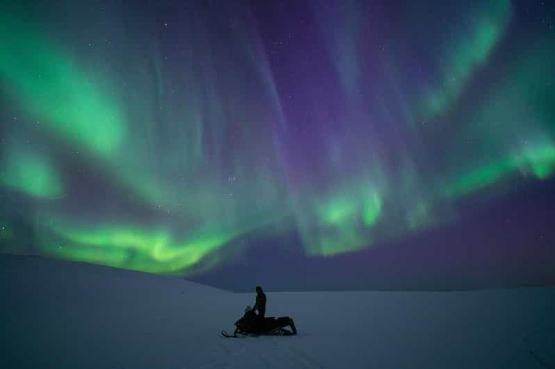 Billet Longyearbyen : excursion privée en motoneige à la découverte des aurores boréales