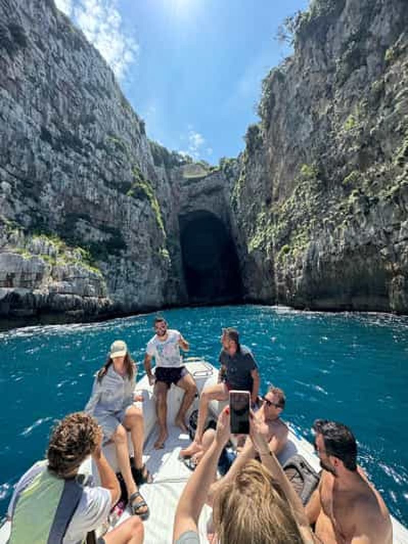 Billet Vlorë : Île de Sazan, grotte de Haxhi Ali et tour en bateau de Karaburun