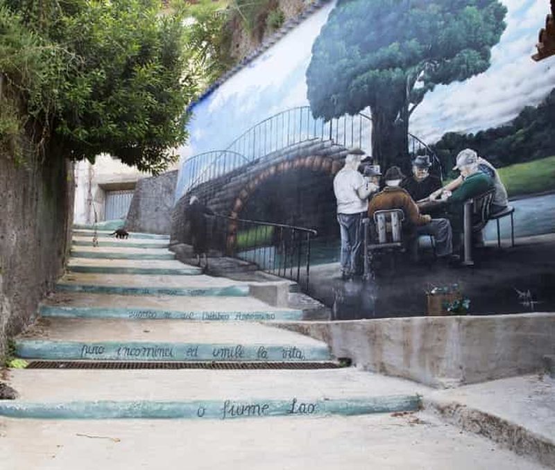 Billet Laino Borgo : randonnée urbaine entre peintures murales et traditions locales