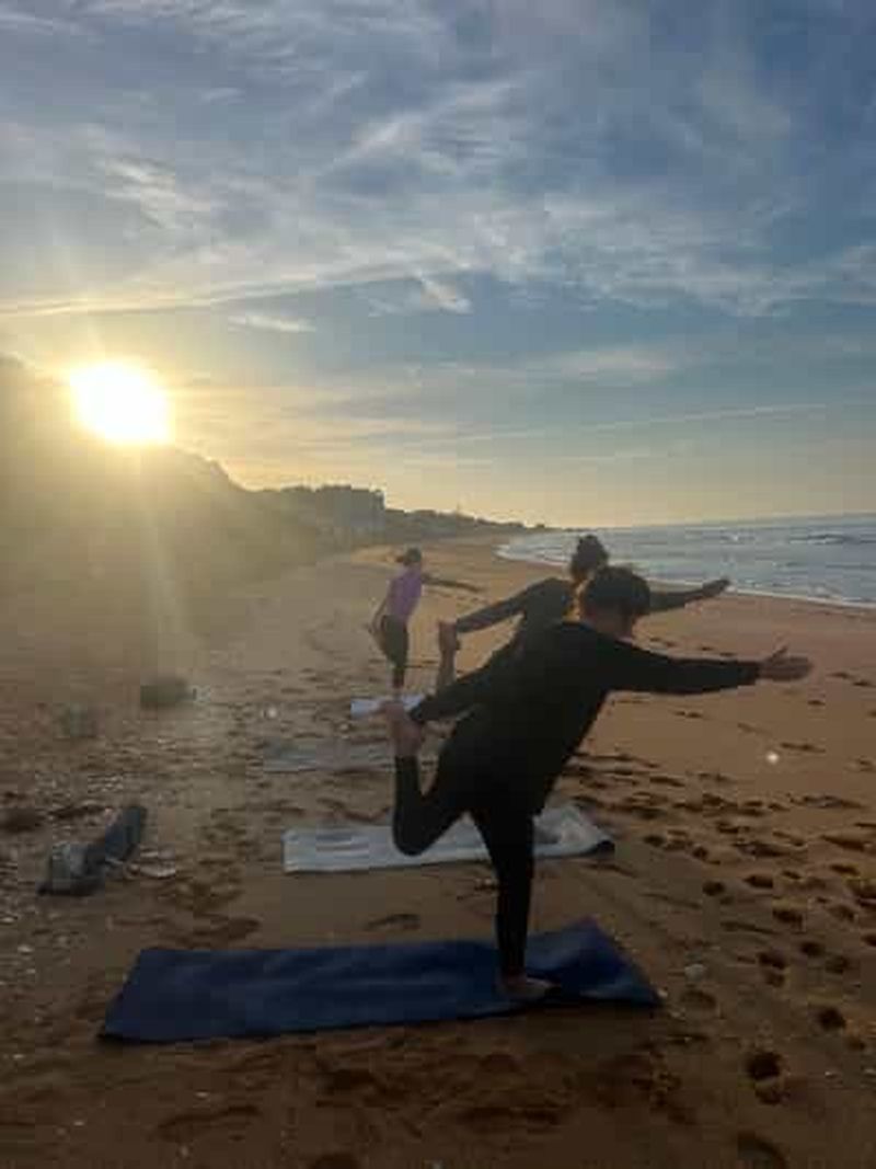 Billet Albufeira : Sunrise Beach Yoga avec un instructeur