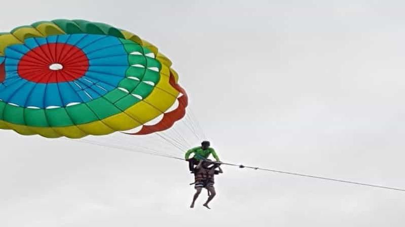 Billet Pattaya : excursion d'une journée à Koh Larn avec parasailing et déjeuner