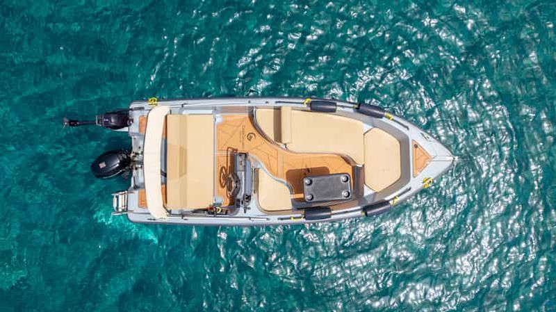 Billet Santorin : location de bateau à moteur sans permis (5 à 10 heures)