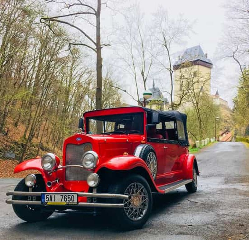 Billet Prague : Le château féerique de Karlstejn dans une voiture rétro