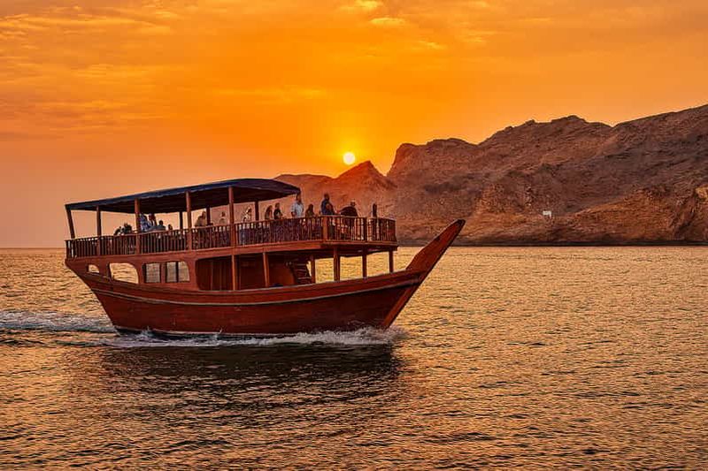 Billet Mascate : excursion VIP en bateau sur la côte au coucher du soleil