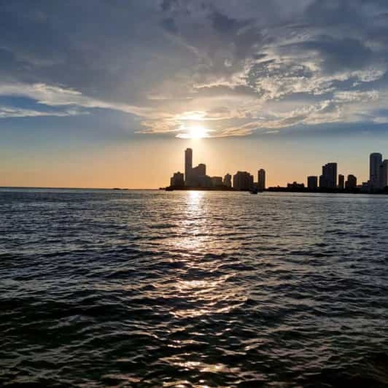 Billet Cartagena : Excursion dans la baie au coucher du soleil avec Dj, boissons et discothèque