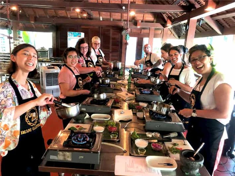 Billet Phuket - Cours de cuisine thaïlandaise de l'Eléphant Bleu avec visite du marché