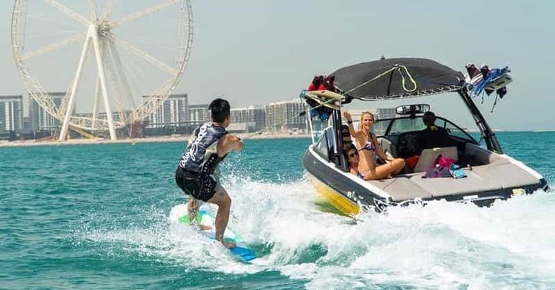 Billet Dubaï : Expérience de planche à voile ou de wakeboard à la marina de Dubaï