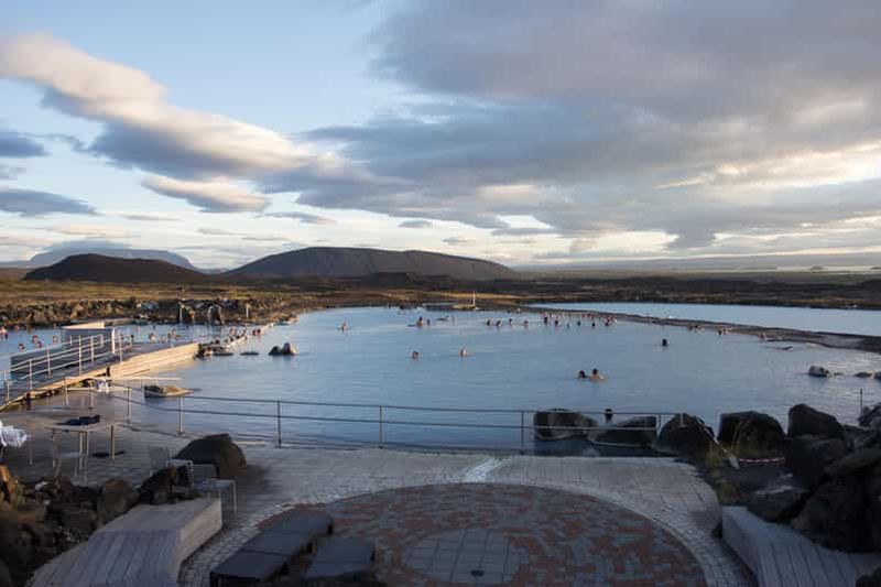 Billet Mývatn : randonnée guidée et entrée aux bains naturels avec transfert