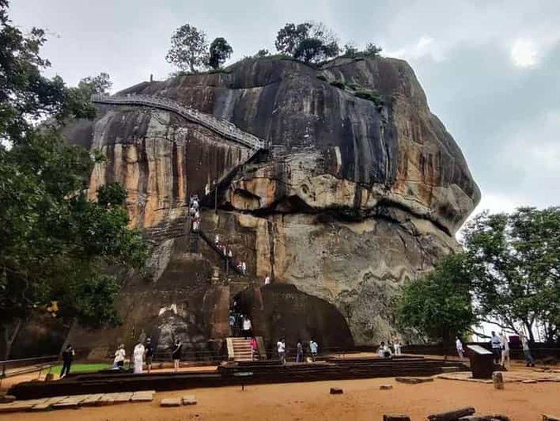 Billet Colombo : randonnée au rocher du lion de Sigiriya et visite du village