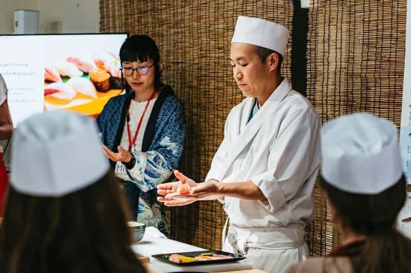 Billet Tokyo : cours de préparation de sushis avec un chef professionnel et visite du marché aux poissons de Tsukiji