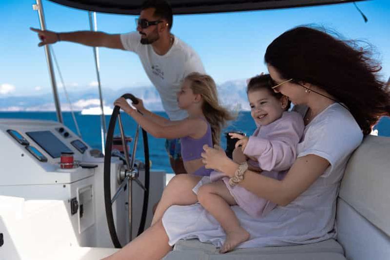 Billet La Canée : Croisière privée d'une journée en catamaran avec baignade et repas