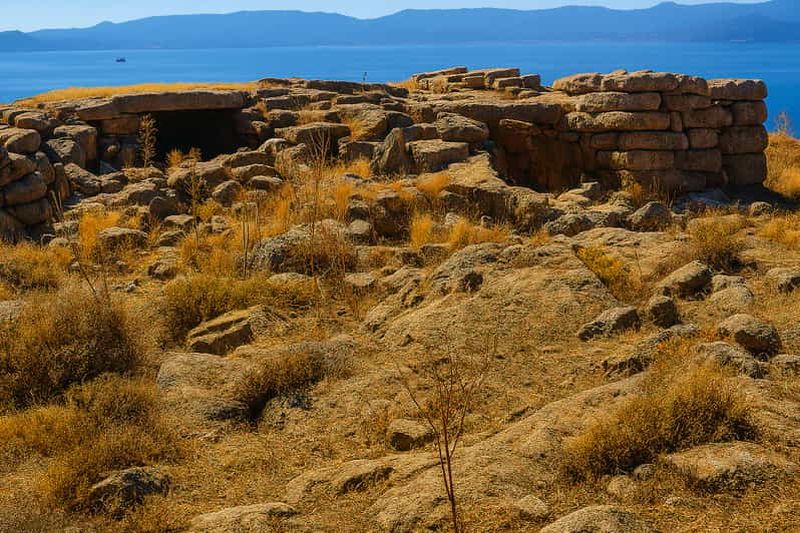 Billet Égine : randonnée vers les maisons des dragons et la citerne aux poires