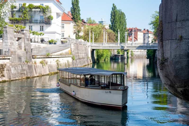 Billet Ljubljana : tour en bateau avec dégustation de gin sur la rivière Ljubljanica