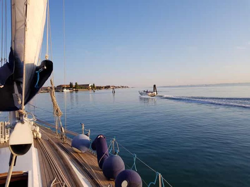 Billet Venise : excursion privée en voilier entre Murano, le Lido et les îles mystérieuses