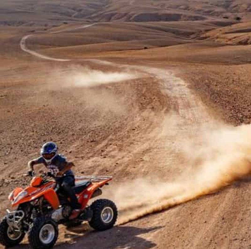 Billet Dîner-spectacle dans le désert d'Agafay, 1 heure de quad et 20 minutes de balade à dos de chameau.