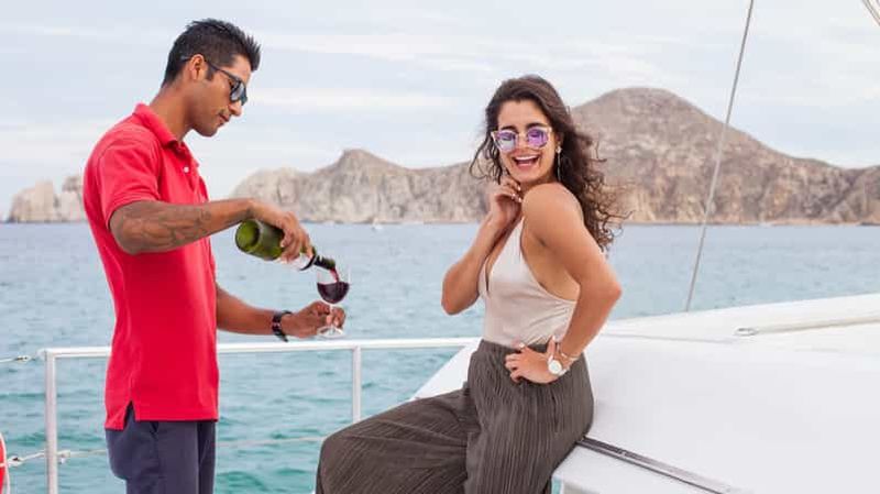Billet Cabo San Lucas : Croisière de 2 heures au coucher du soleil avec repas et vin