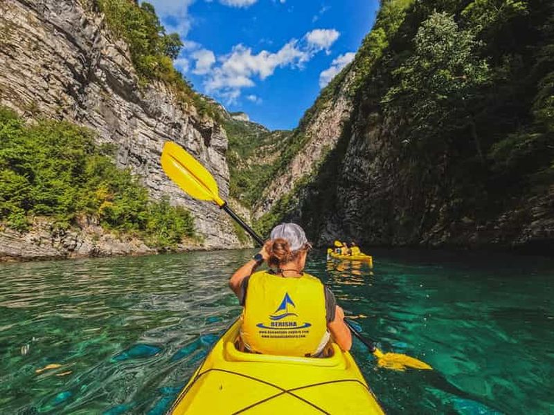 Billet Kayak sur le lac Komani – Kayaks simples, doubles ou triples