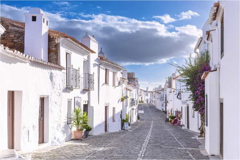 Billet Évora : visite à pied privée de Monsaraz avec chauffeur et guide