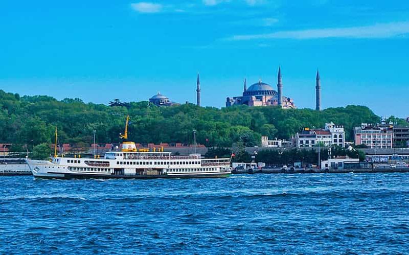 Billet Istanbul : Croisière commentée sur le Bosphore et visite en bus avec visite du bazar