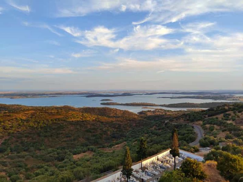 Billet Excursion d'une journée Évora-Alqueva-Monsaraz-Troia avec vin, déjeuner et voiture électrique