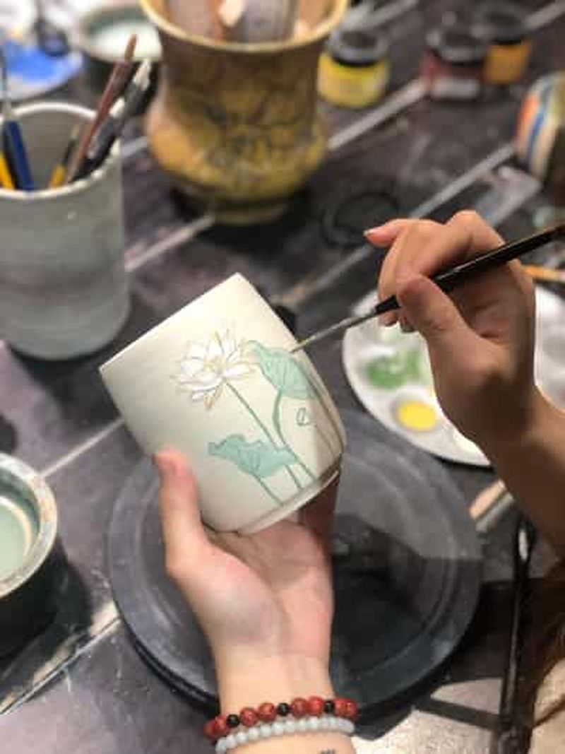 Billet Hanoi : Cours de peinture sur poterie