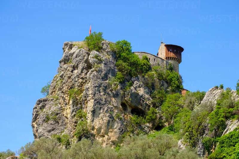Billet Aventure à Tirana : château de Petrela, randonnée à la grotte noire et tyrolienne