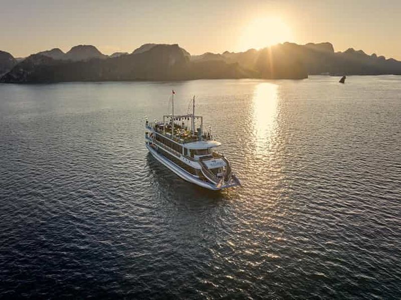 Billet Hanoï : excursion dans la baie d'Ha Long avec kayak et soirée au coucher du soleil