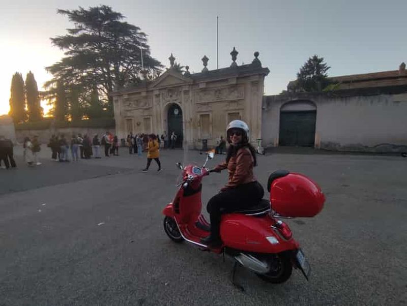 Billet Visite privative exclusive de Rome en Vespa de nuit