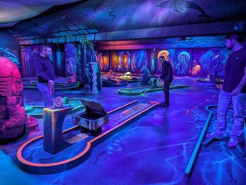 Billet Paris : expérience unique de minigolf fluorescent près de Bercy