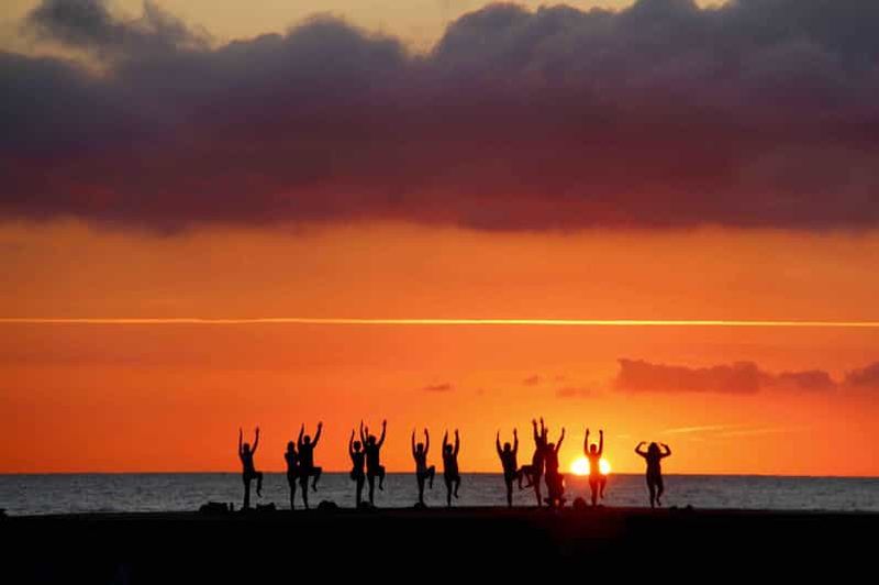 Billet Barcelone : yoga au lever du soleil en bord de mer et baignade matinale