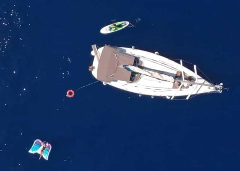 Billet Barcelone : 2 heures d'excursion à la voile avec collations et boissons