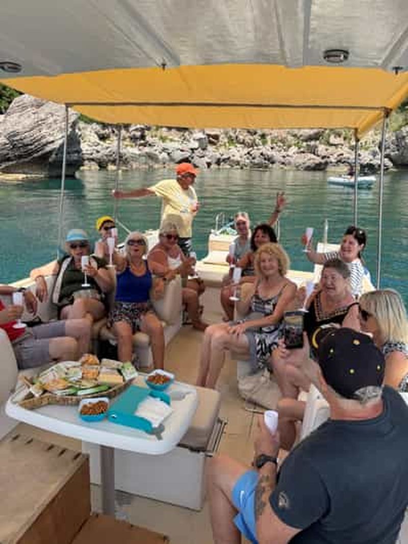 Billet Giardini-Naxos : tour en bateau au coucher du soleil avec apéritif et dauphins