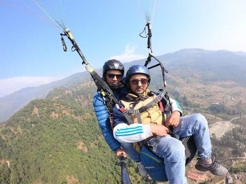 Billet Katmandou : parapente en tandem avec vue sur la vallée et prise en charge