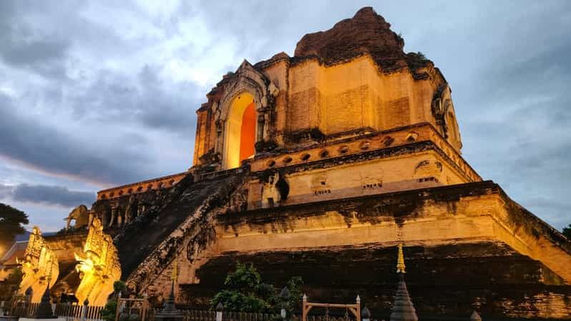 Billet Chiang Mai : Visite à pied de la vieille ville de Chiang Mai au crépuscule